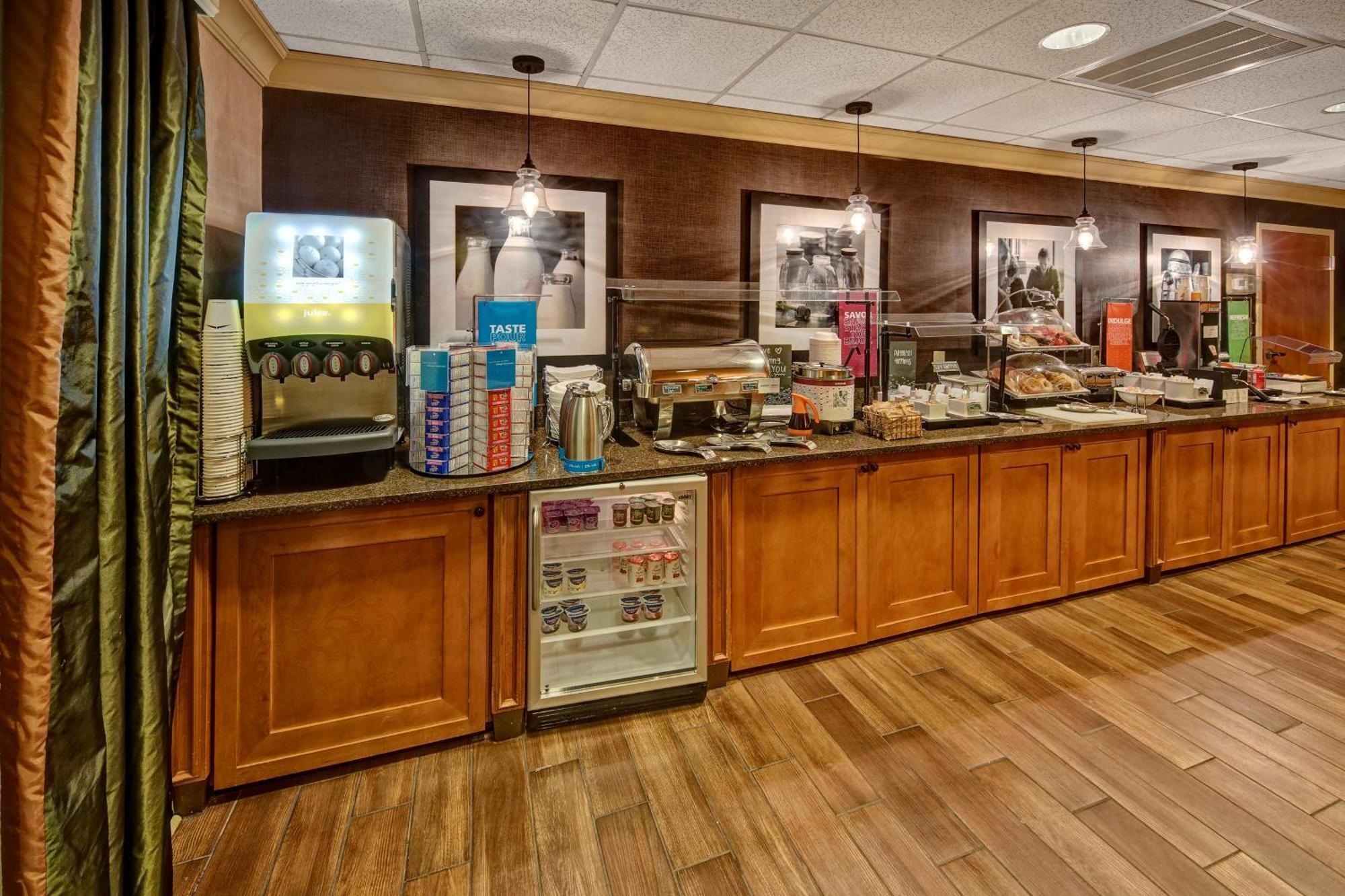 Hampton Inn Concord/Канаполис Екстериор снимка