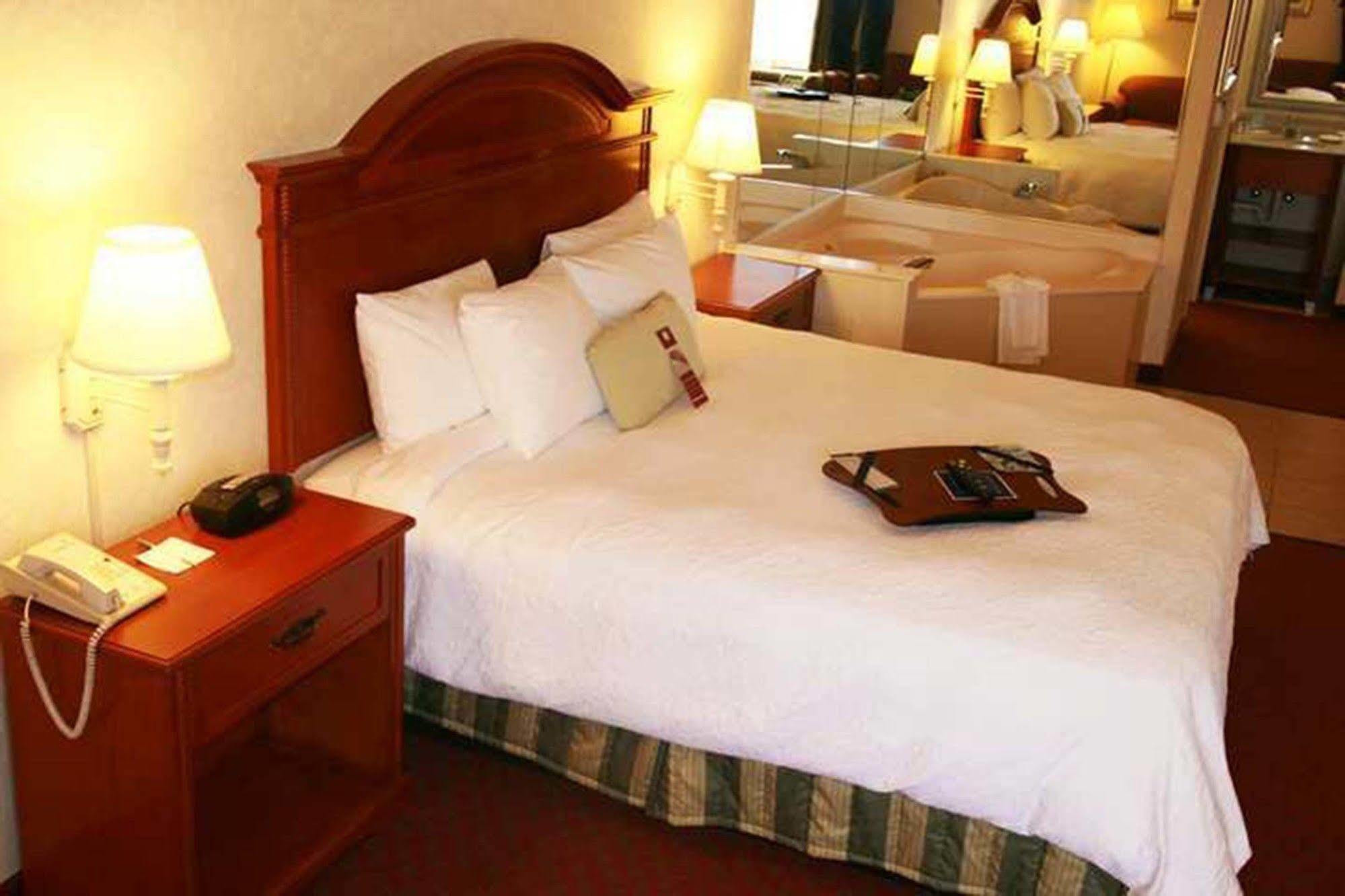 Hampton Inn Concord/Канаполис Стая снимка